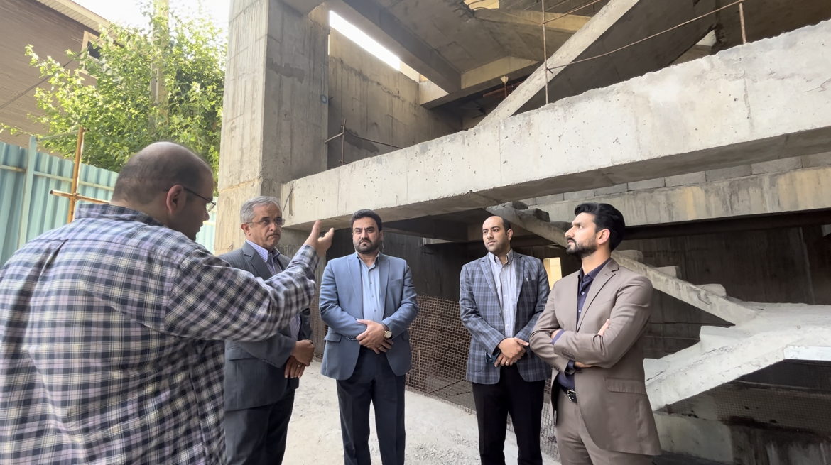 مدیر عامل و نایب رئیس هیئت مدیره شرکت سرمایه گذاری ساختمانی خوارزمی در بازدید از پروژه هما